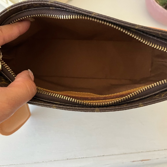 Louis Vuitton Monogram Trotteur - Picture 4 of 8